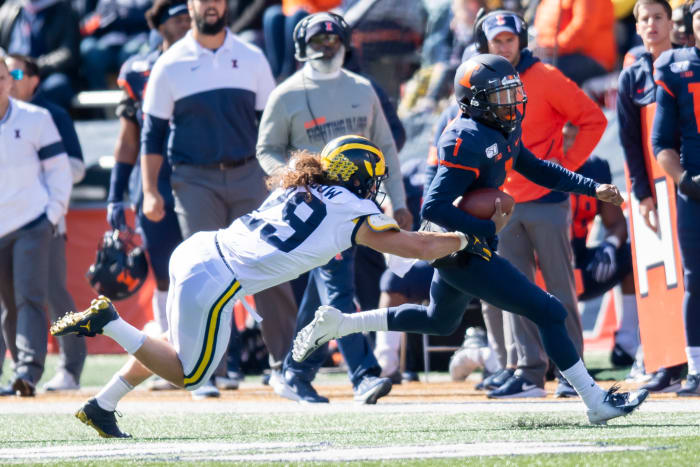 Michigan linebacker Jordan Glasgow (29) tackles Illinois quarterback Isaiah Williams (1) during the first half of Michigan's 42-25 win at Memorial Stadium.
